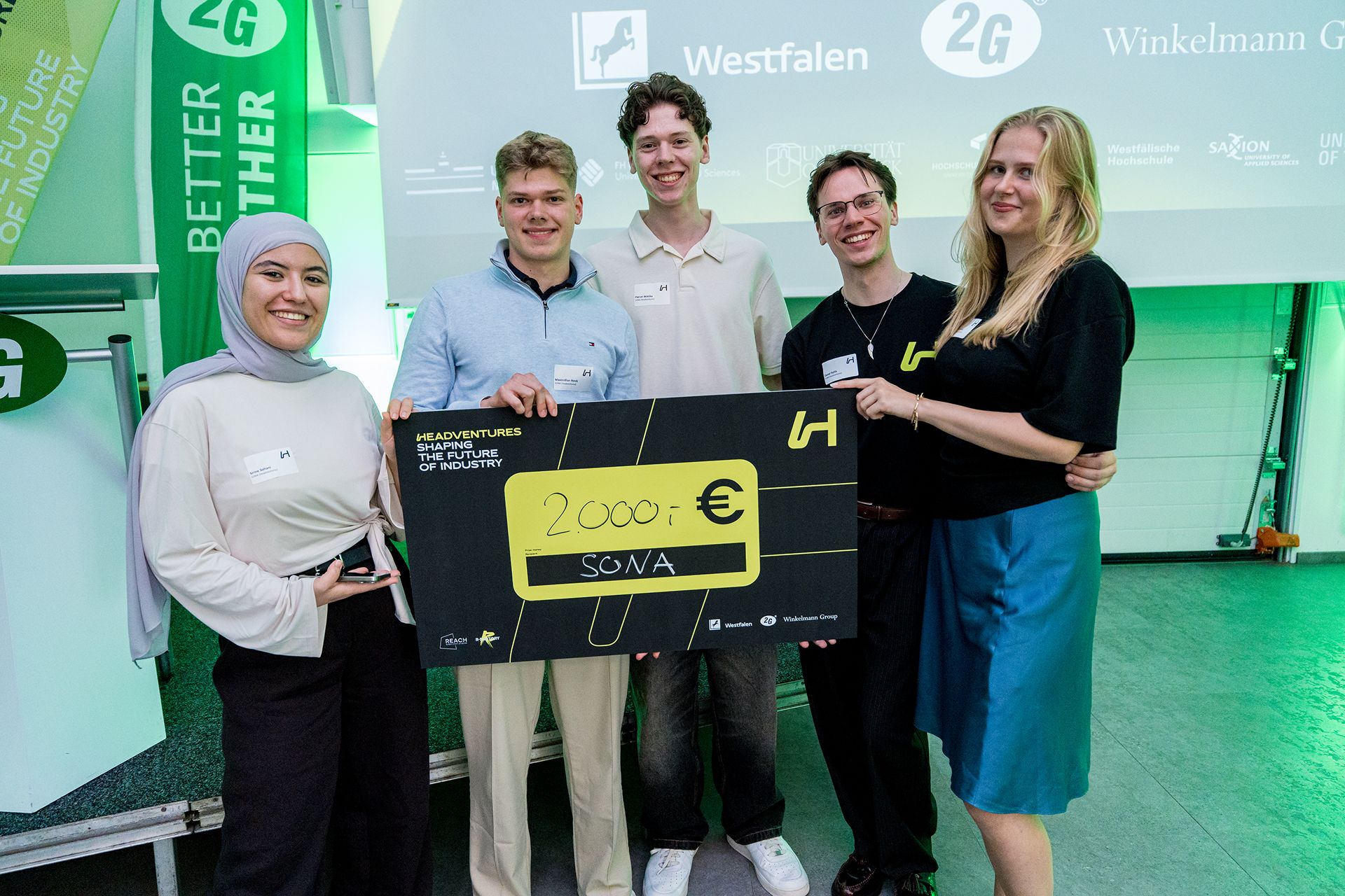 Presentation of a check for 2,000 euros in prize money at the Headventures Startup Awards ceremony